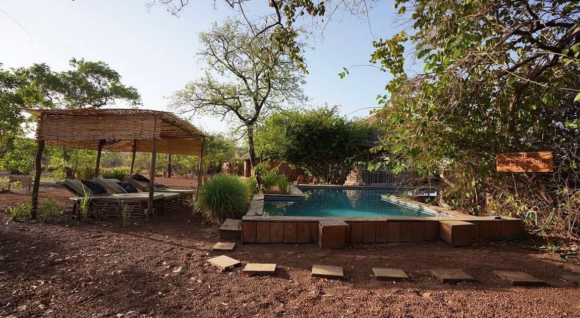 Piscine et pergola dans le jardin du lodge
